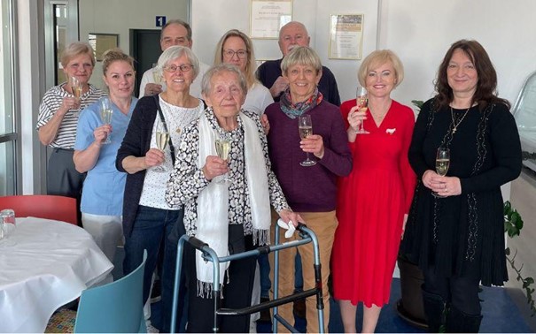 Sto let života plného vzpomínek. Oslavenkyni přišla pogratulovat radní i rodina 